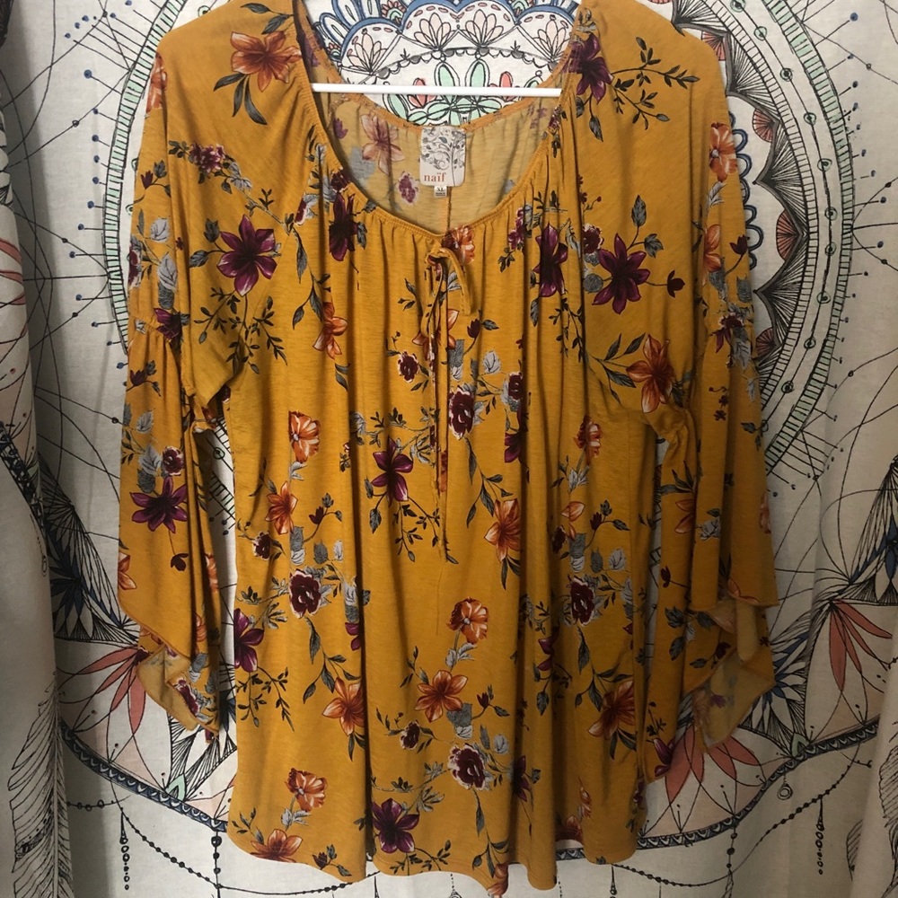 2/$12🦋 Yellow Bell Sleeve Top